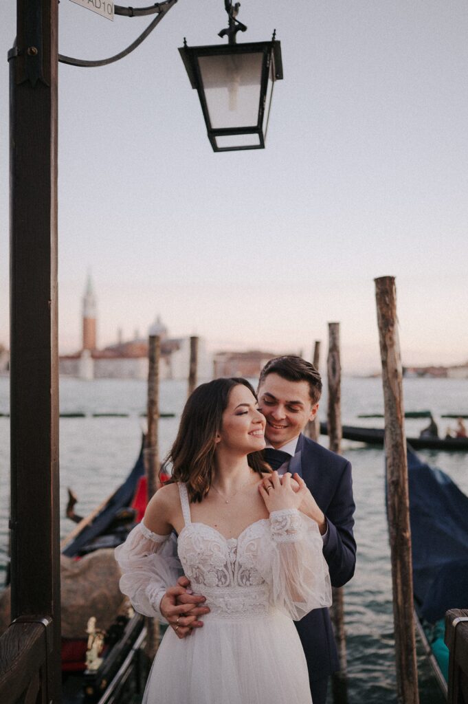 Enchanting Venetian canal scene captured by a Venice Wedding Photographer, highlighting the romantic ambiance of the city.