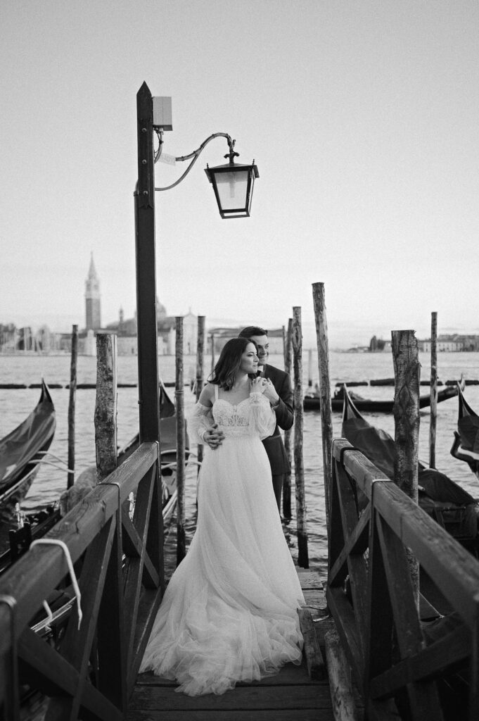 Enchanting Venetian canal scene captured by a Venice Wedding Photographer, highlighting the romantic ambiance of the city. Gondola
