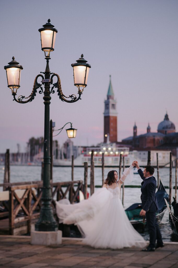 Enchanting Venetian canal scene captured by a Venice Wedding Photographer, highlighting the romantic ambiance of the city.