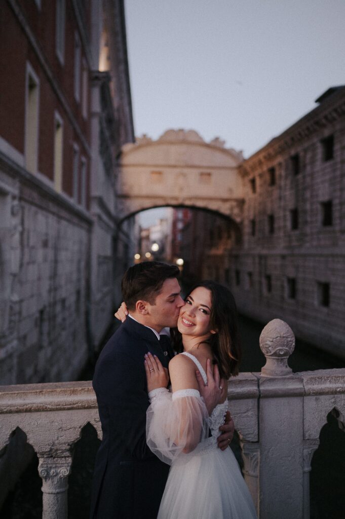 Enchanting Venetian canal scene captured by a Venice Wedding Photographer, highlighting the romantic ambiance of the city. Ponte dei sospiri.