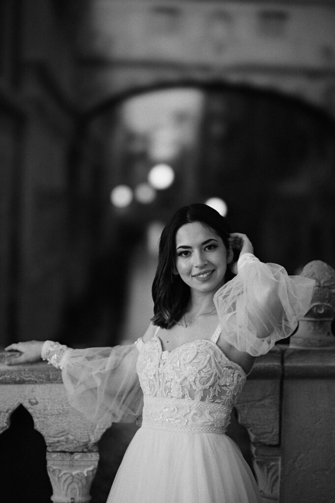 Enchanting Venetian canal scene captured by a Venice Wedding Photographer, highlighting the romantic ambiance of the city. Ponte dei sospiri
