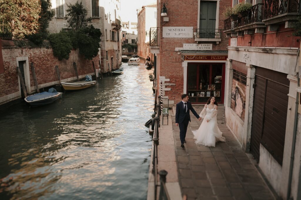 Enchanting Venetian canal scene captured by a Venice Wedding Photographer, highlighting the romantic ambiance of the city. 