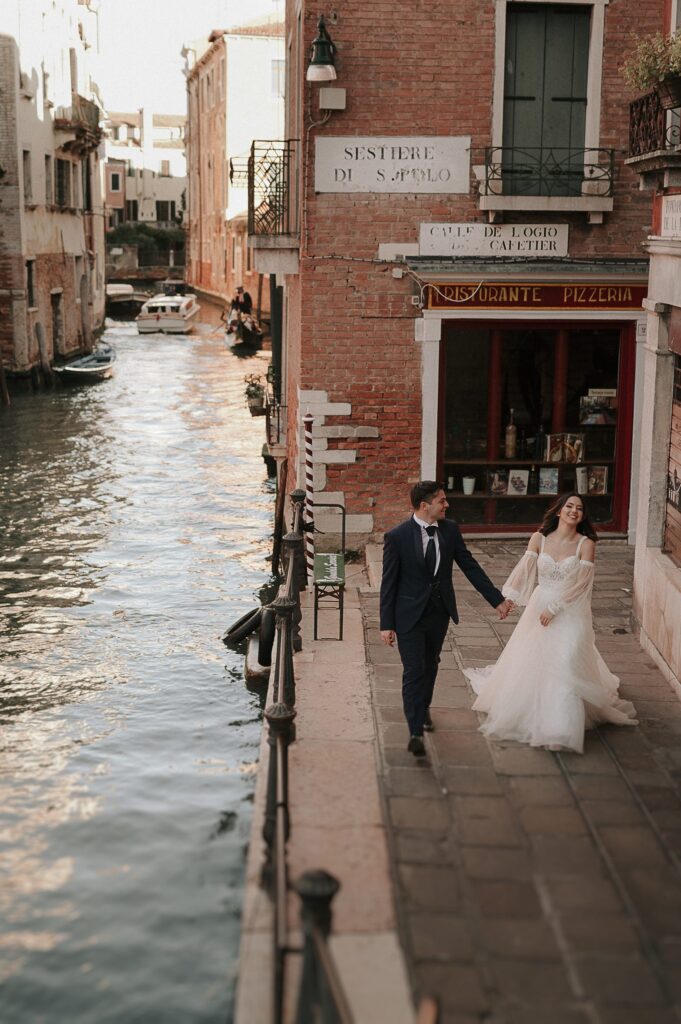 Enchanting Venetian canal scene captured by a Venice Wedding Photographer, highlighting the romantic ambiance of the city. 