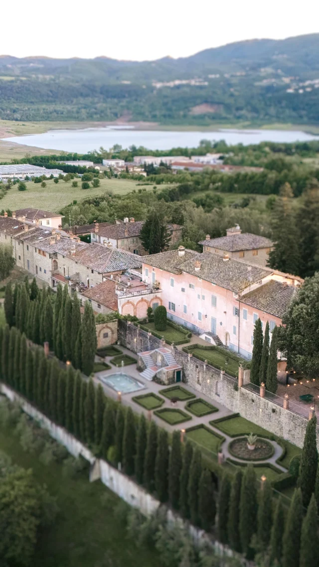 Made with IPhone and drone the same day. ❤️‍🔥
An unforgettable evening under the Tuscan sky. Taraa & James’s Welcome Pizza Party at Villa Barberino. Long tables, flickering lights, the scent of lavender and pizza in the air… a true taste of Italy to kick off the celebrations. The perfect start and now, we’re ready for the wedding!😍😊

❤️WEDDING TEAM❤️
Bride & Groom: @taraam1990 @j_wallbridge 
 Lights: @adrearibasdj
	•	Make Up & Hair: @giorgia_bertoldi_team 
	•	Music: @trio_italiano_show 
	•	Photo & Video: @carlospintau @selenapintau 
	•	Venue: @villabarberino 
	•	Wedding Planner: @wedding_intuscany 
	•	Wedding Planner: @teresa_passanti_wp 
	•	Rental: @noloparty

 #carlospintau
#weddingphotographer #italy  #weddingvideomaker #weddingfilm #italianwedding #italywedding #destinationweddingitaly #lakecomowedding #lakecomophotographer #lakemaggiore #weddingplanneritaly #weddingphotographertuscany #weddingtuscany #italianweddings 
 #weddingphotoinspiration #italywedding #italyweddingvenue #capri #amalfi #positano #vogue #elle #harpersbazaar #theknot #stylemepretty #weddingchicks #vogueusa #vogueuk #bridalmusings
